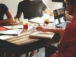 Image for article: Ketika startup terlalu jauh mempraktikkan ‘Fake it till you make it’