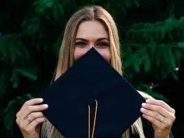 Image for article: Selfie Kelulusan dengan Ijazah Tingkatkan Risiko Pemalsuan Ijazah